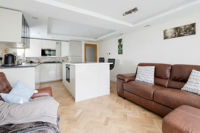 Frensham Way, B17, photo 3