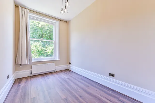 Photo 2 — 6 Bedford Court, 165 Green Lanes, London