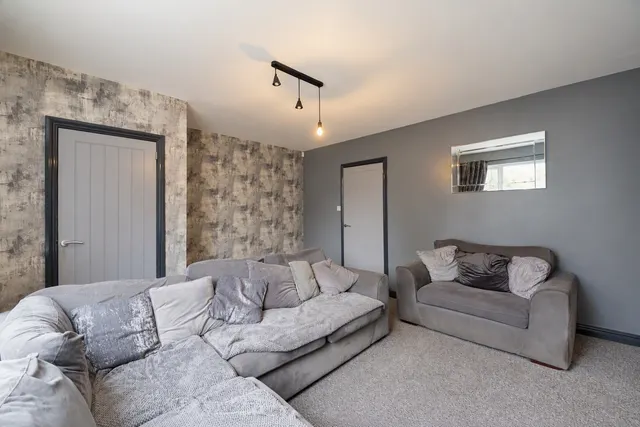 St. James Crescent, Pudsey, LS28, photo 3