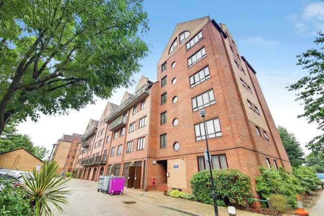 Amsterdam Road, London, E14, photo 2