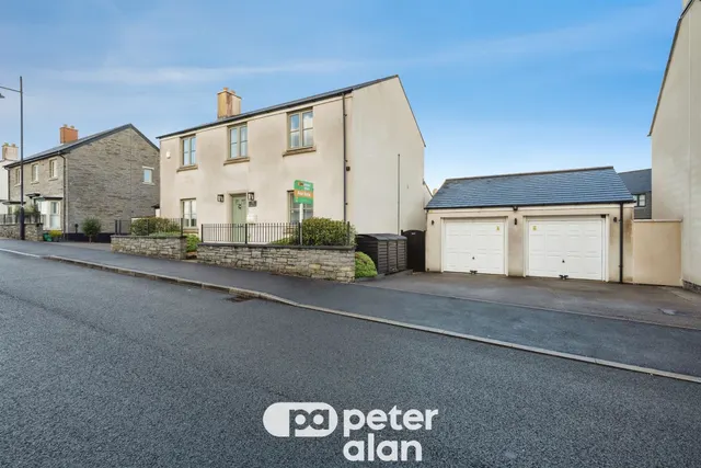 4 bedroom house, Heathland Way, Neath, SA10