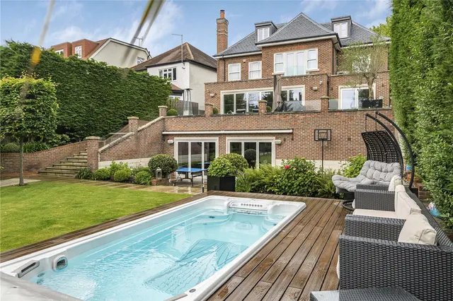 Photo 2 — Oakleigh Avenue, Whetstone, London, N20 9JJ