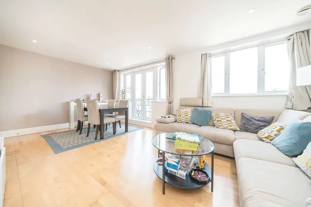 High Street, TW8, photo 2