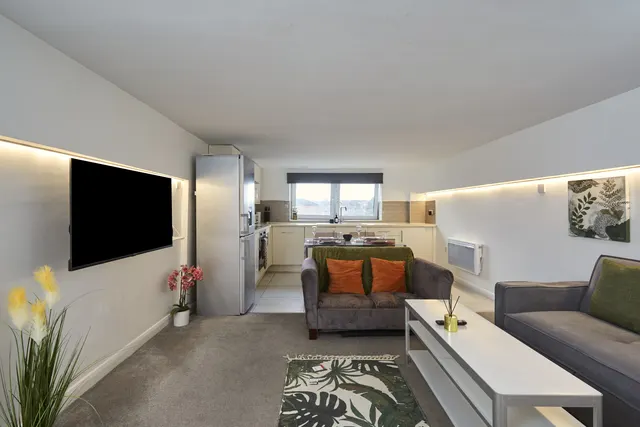 Wakefield Road, Huddersfield, HD5, photo 2