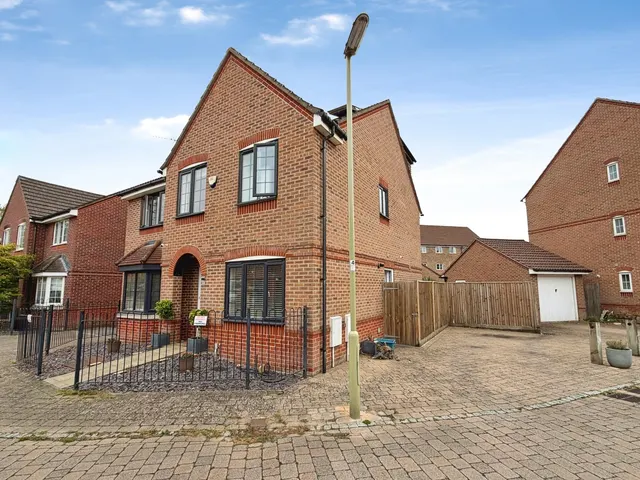 Fawn Drive, Aldershot, Hampshire, GU12 4FW, photo 1