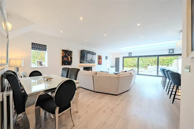 North Mead, Bramhope, LS16, photo 3