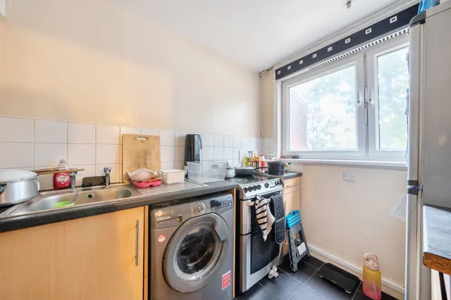 Photo 3 — 24 Hevelius Close, London