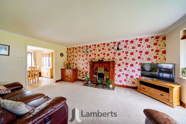 Photo 3 — 52 Hollowfields Close, Redditch