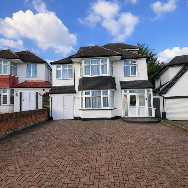 Kings Drive, Edgware HA8 8EE, photo 1