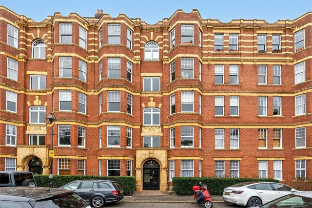 Sutton Court, London, photo 1