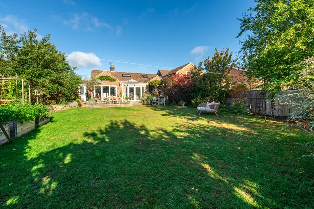 Avenue Road, Rushden, NN10, photo 2