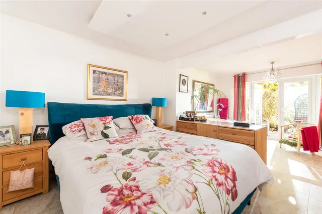 Avenue Road, Rushden, NN10, photo 3