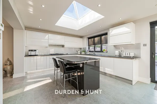 Elmdene Avenue, Hornchurch, RM11, photo 3