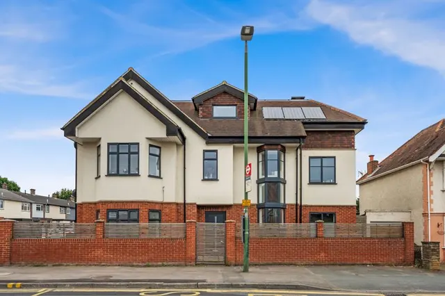 135 Cheam Common Road, Worcester Park KT4 8SY, photo 1