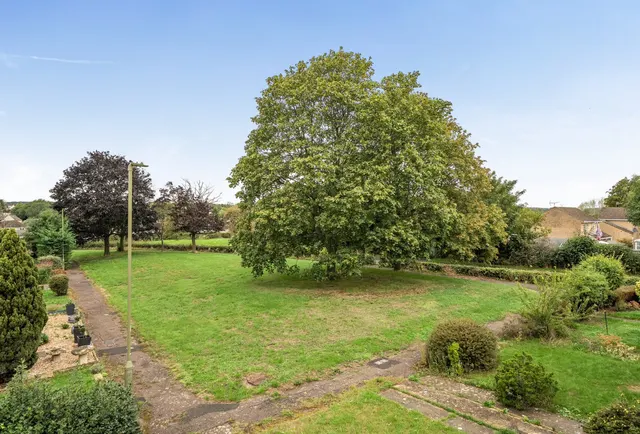 Photo 3 — Farmers Close, Witney, OX28 1NW