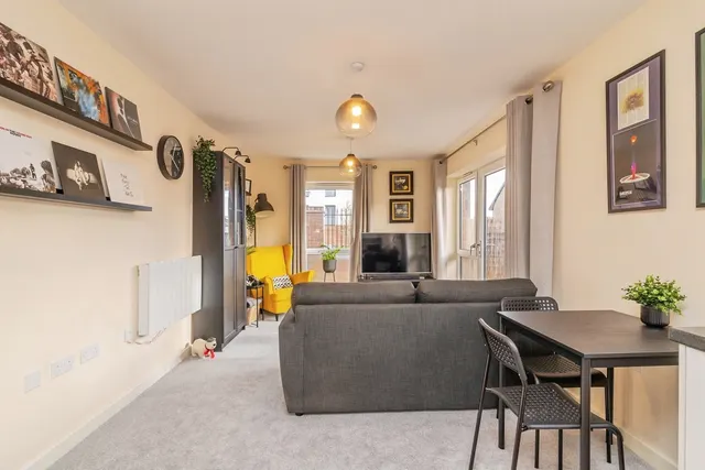 Photo 3 — Pascal Mews, Oakgrove, Milton Keynes, Buckinghamshire, MK10