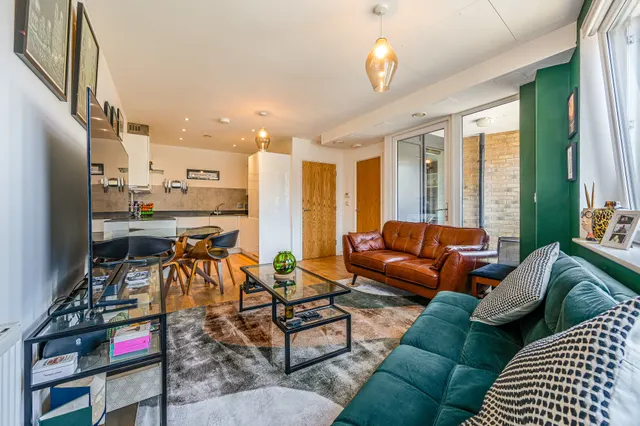 Photo 2 — Flat 2, Howarth House, 125 Pelton Road, London