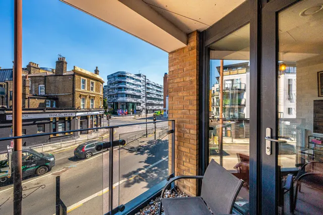 Photo 3 — Flat 2, Howarth House, 125 Pelton Road, London