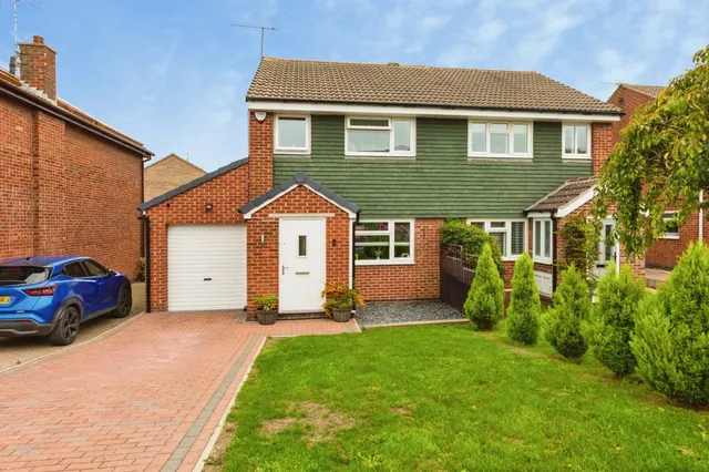 Chapelfield Crescent, Thorpe Hesley, ROTHERHAM, photo 1