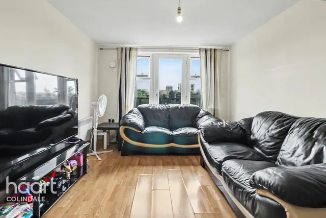 Peaberry Court, Greyhound Hill, NW4, photo 1