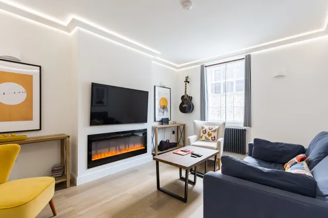 Flat 32 Wellington Buildings, Wellington Way, London, photo 1