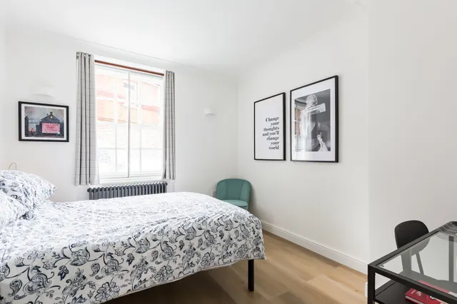 Photo 3 — Flat 32 Wellington Buildings, Wellington Way, London