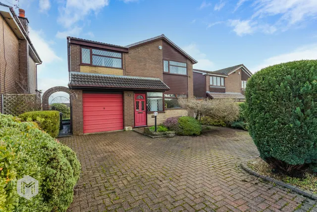 Watling Street, Bury, BL8 2JJ, photo 1