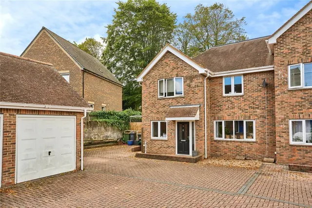 Elmbank Gardens, Sandown, PO36, photo 1