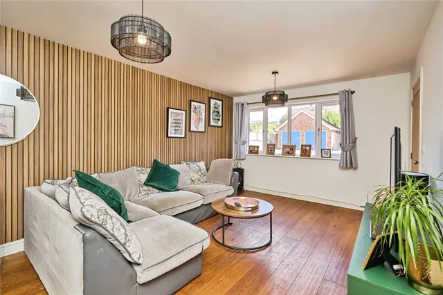 Elmbank Gardens, Sandown, PO36, photo 2