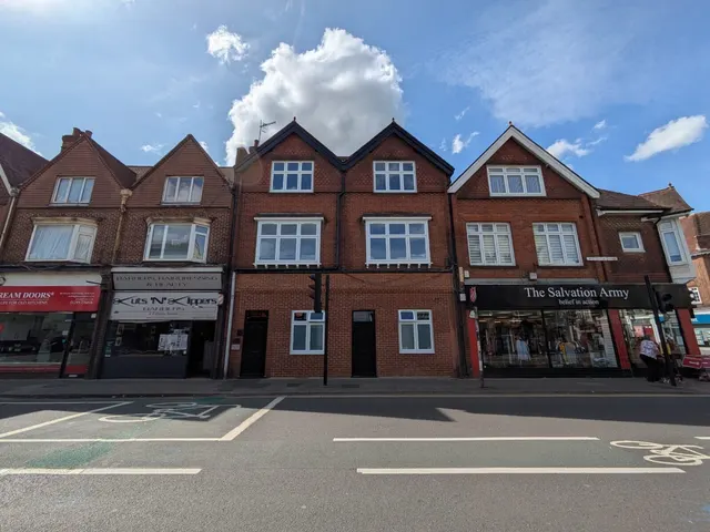 Horley, RH6, photo 1