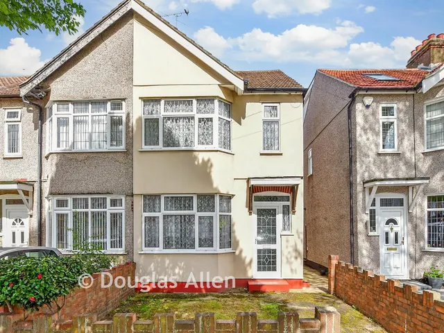 Upminster Road South, Rainham, RM13, photo 1