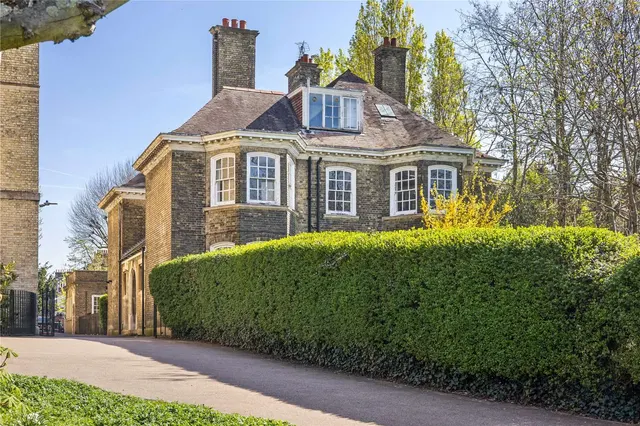 St. Ann's Crescent, London, SW18 2LR, photo 1