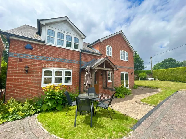 Botley Road, North Baddesley, photo 1