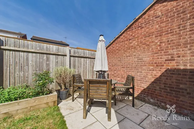 Photo 2 — Yarwell Drive, Maltby, Rotherham, S66