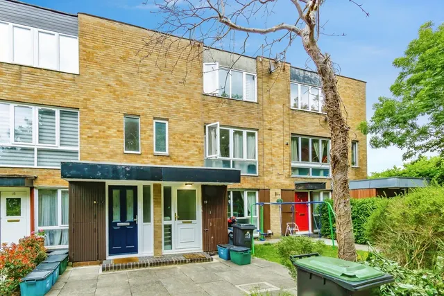 Photo 3 — Leyburn Gardens, Croydon, CR0