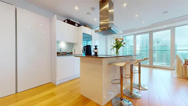 Crossharbour Plaza, London, E14, photo 2