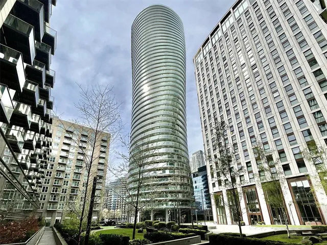 Crossharbour Plaza, London, E14, photo 1