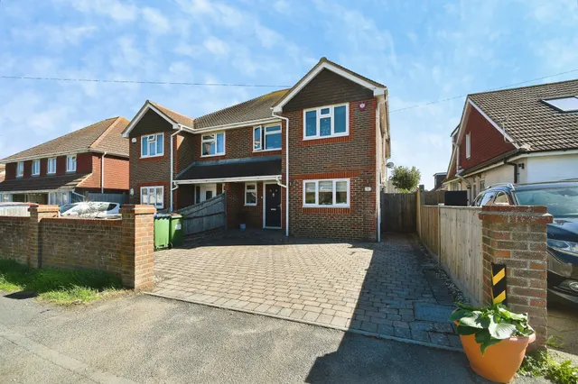 Friars Avenue, Peacehaven, BN10, photo 1