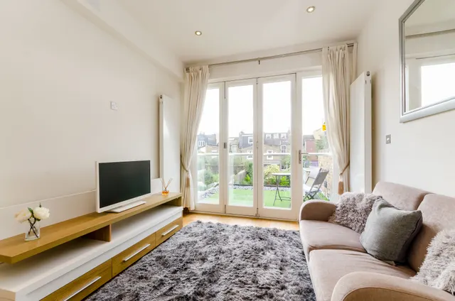 Photo 2 — 313b Lillie Road, London