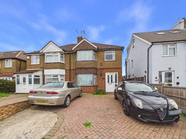 Feltham, Middlesex, photo 1