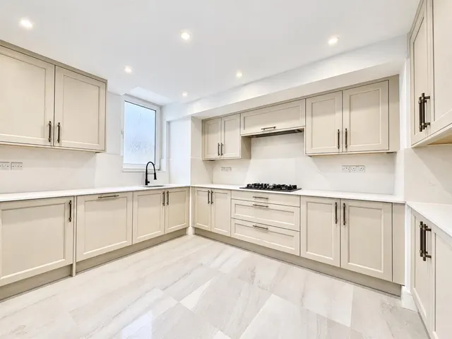 bed Flat, Penthouse For SaleWestbourne House, TW5, photo 1