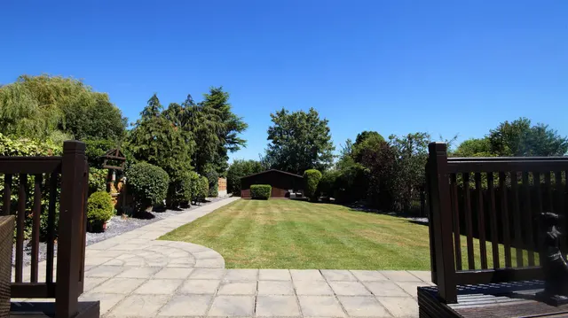 Photo 3 — Hillcrest Road, Loughton