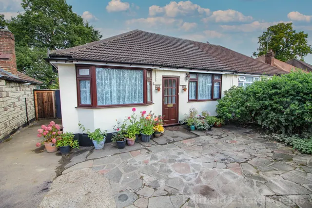 Compton Place, Watford, Watford, WD19 5HF, photo 1