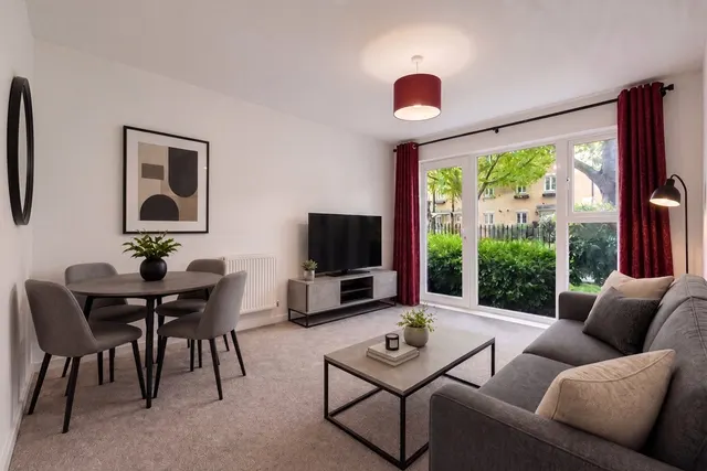 Burcher Gale Grove, London, SE15, photo 1