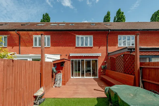 Priddy Place, Redhill, photo 1