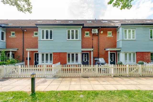 Priddy Place, Redhill, RH1, photo 1