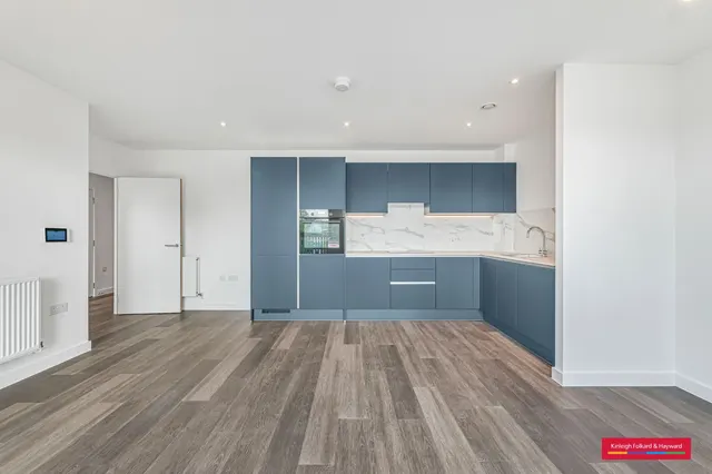 Royal Gateway, Acton, W3, photo 2