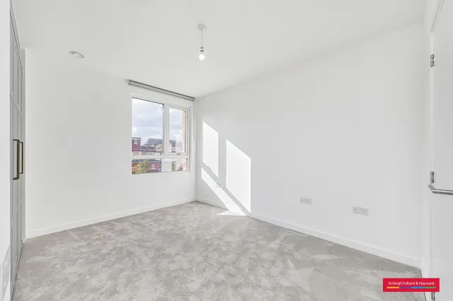 Royal Gateway, Acton, W3, photo 3