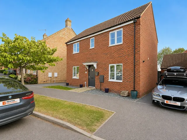 Bluebell Walk, Witham St Hughs, LN6, photo 1