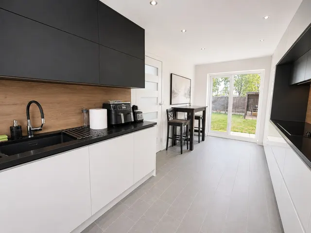 Bluebell Walk, Witham St Hughs, LN6, photo 3